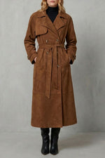 Trenchcoat de damă, croială cambrată, cu aspect de piele întoarsă, maro