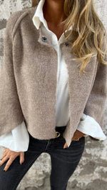 Manteau élégant pour femme avec patte de boutonnage et col rond