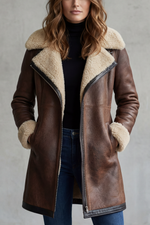 Damefrakke i imiteret ruskind med imiteret shearling-fór, lang model