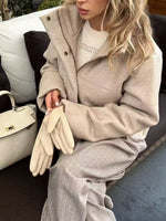 Veste courte matelassée pour femme à col montant et patte de boutonnage à pressions dissimulée