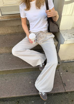 Matilde – Pantalon en tissu femme beige large élégant